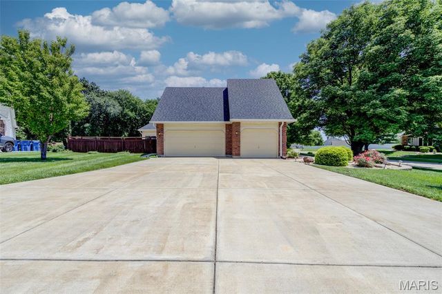 135 Huntington Park, St Charles, MO 63301
