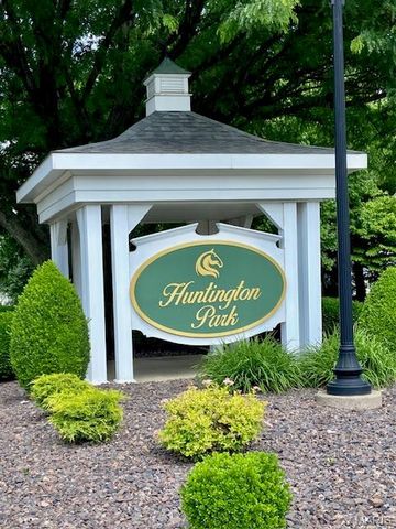 135 Huntington Park, St Charles, MO 63301