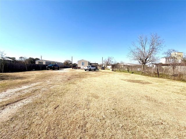 310 Beaks Avenue, Eagle Lake, TX 77434