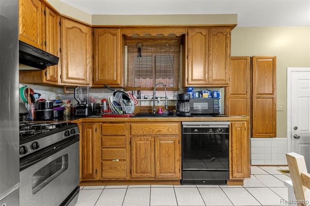 939 Stewart Avenue, Lincoln Park, MI 48146