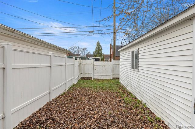 939 Stewart Avenue, Lincoln Park, MI 48146