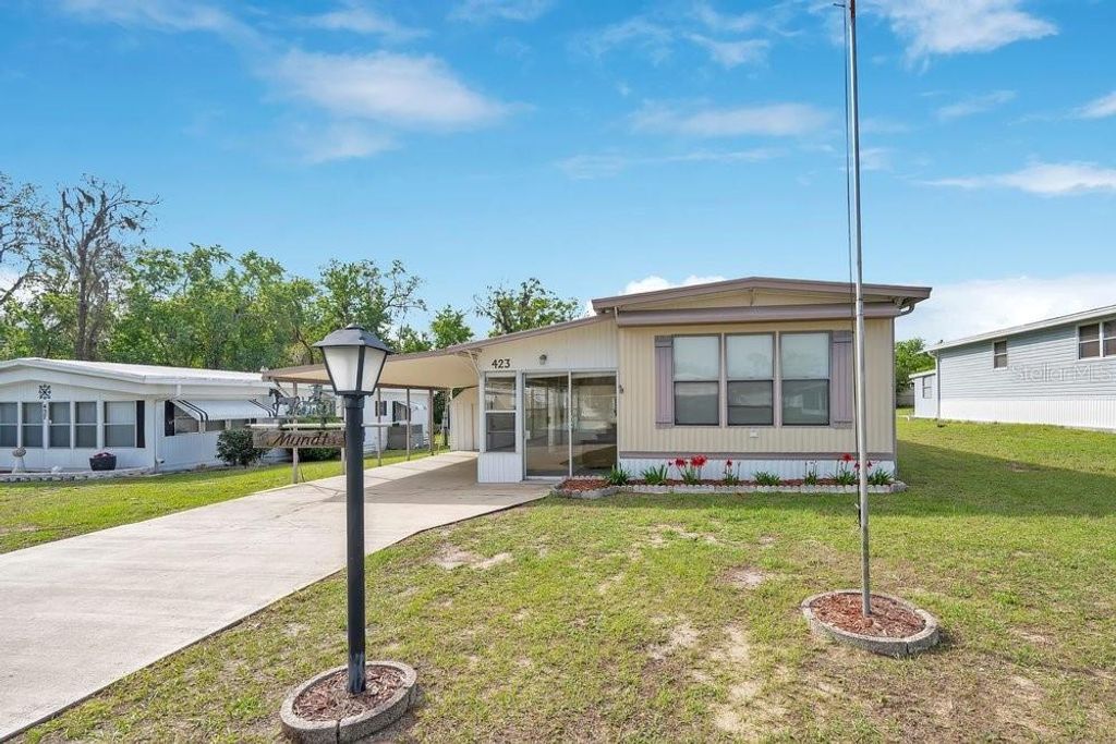 Image 2 of property listing at 423 MARTIN DRIVE, Lakeland, FL 33809