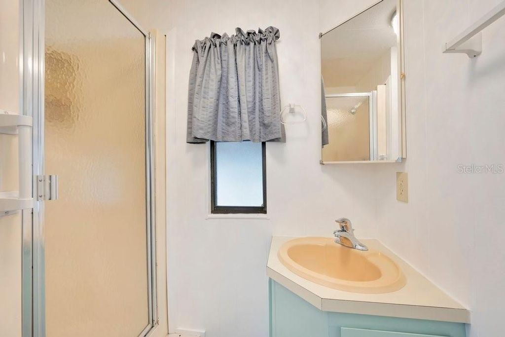 Image 11 of property listing at 423 MARTIN DRIVE, Lakeland, FL 33809