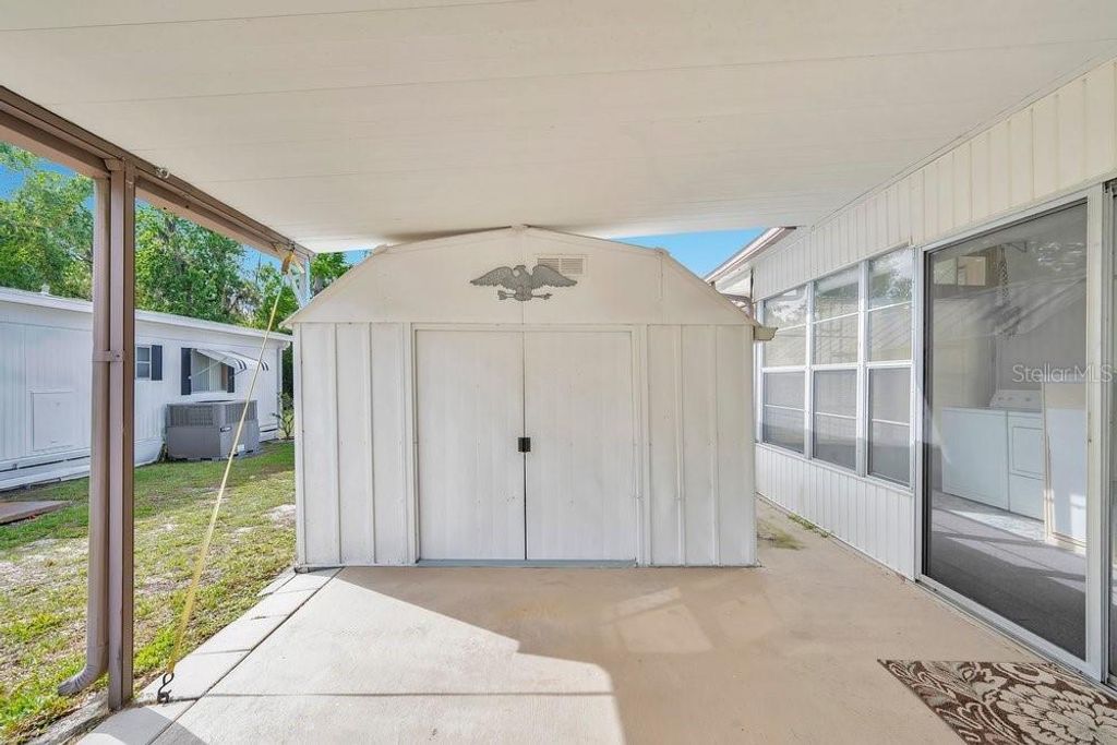 Image 16 of property listing at 423 MARTIN DRIVE, Lakeland, FL 33809