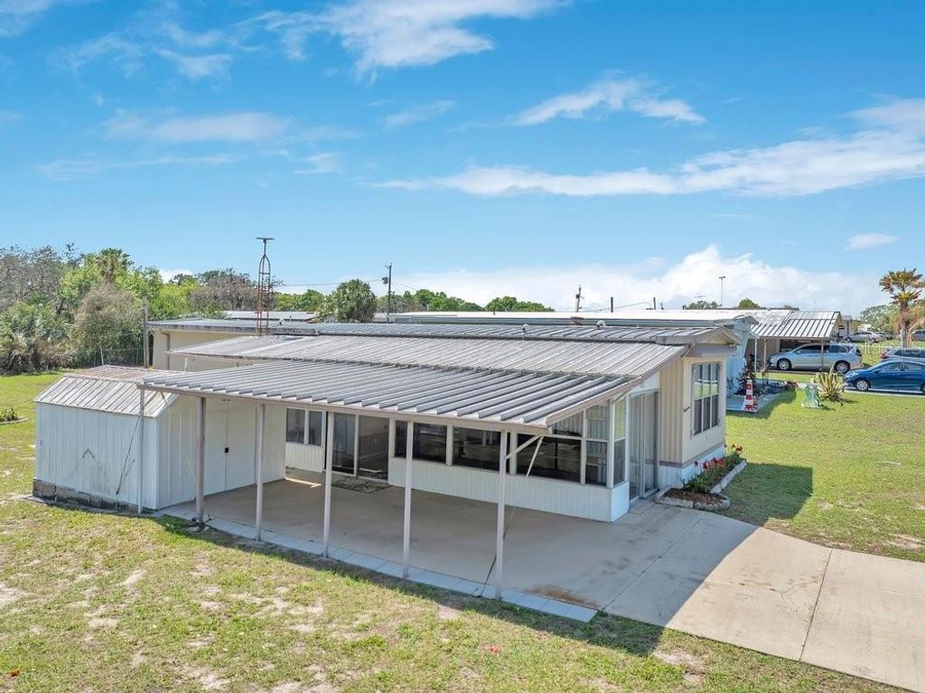 Image 20 of property listing at 423 MARTIN DRIVE, Lakeland, FL 33809