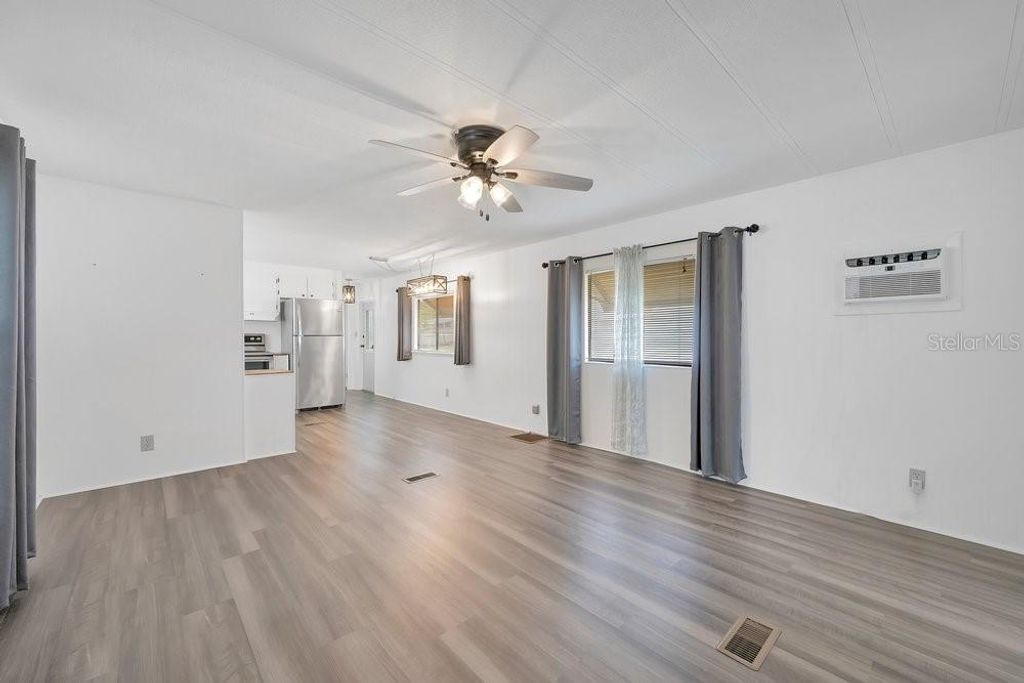 Image 3 of property listing at 423 MARTIN DRIVE, Lakeland, FL 33809