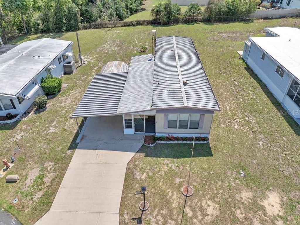 Image 23 of property listing at 423 MARTIN DRIVE, Lakeland, FL 33809
