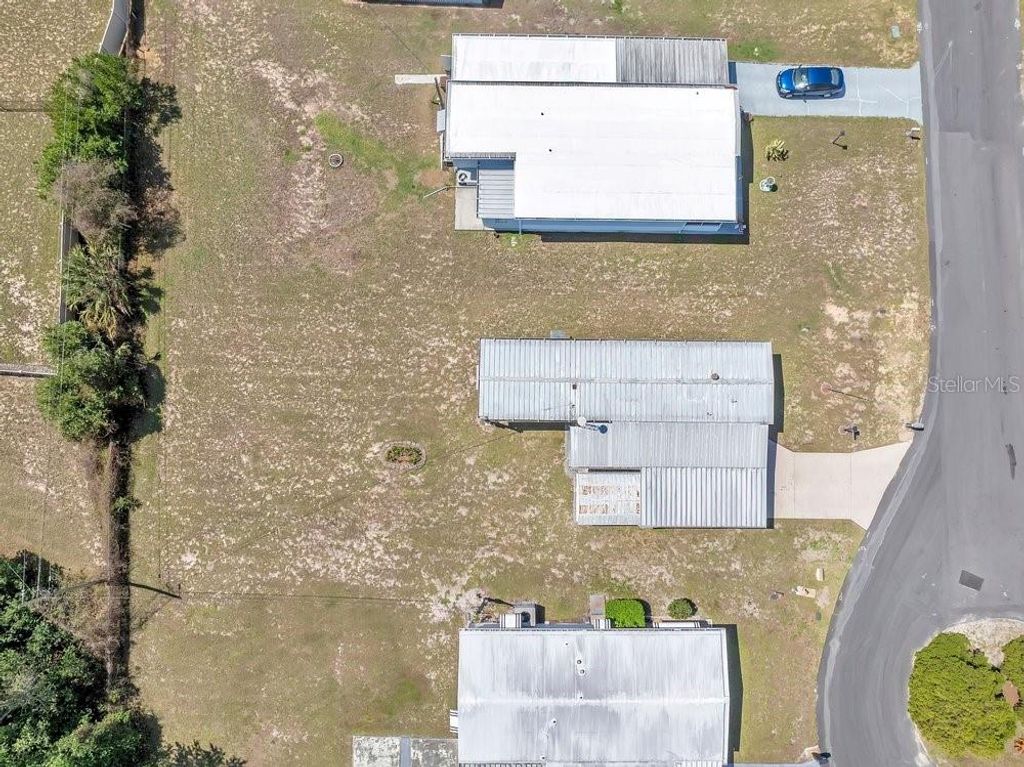 Image 24 of property listing at 423 MARTIN DRIVE, Lakeland, FL 33809