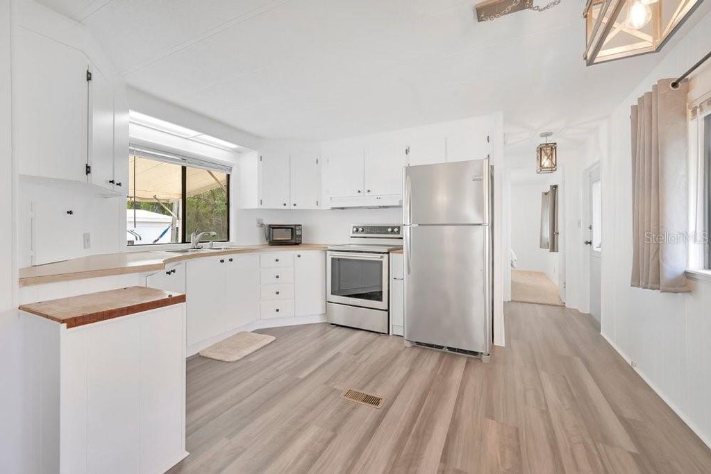 Image 4 of property listing at 423 MARTIN DRIVE, Lakeland, FL 33809