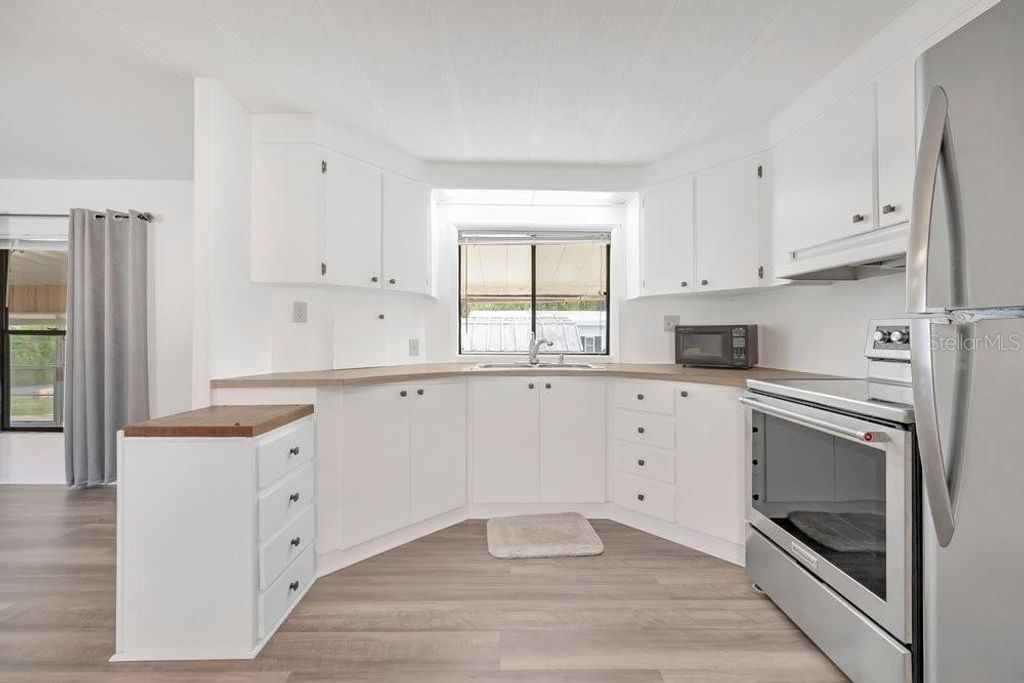 Image 5 of property listing at 423 MARTIN DRIVE, Lakeland, FL 33809