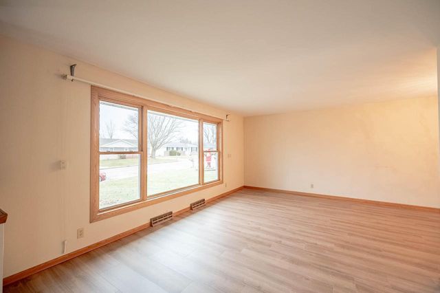 110 Crab Tree LANE, Racine, WI 53406