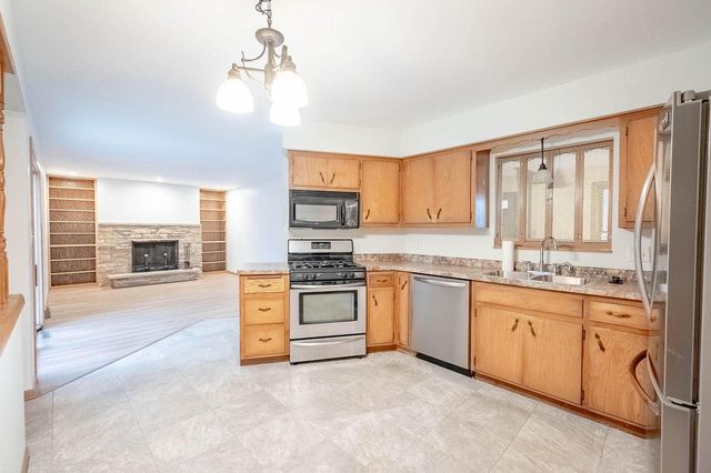 110 Crab Tree LANE, Racine, WI 53406