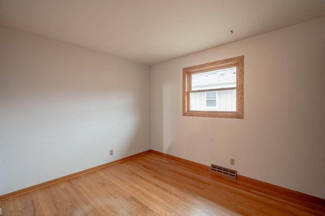 110 Crab Tree LANE, Racine, WI 53406