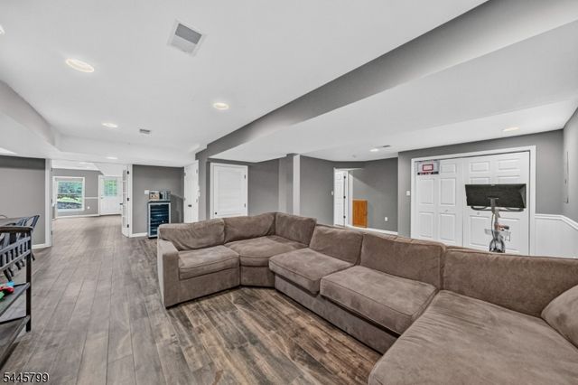 3 Cliff Rd, Wayne Twp., NJ 07470