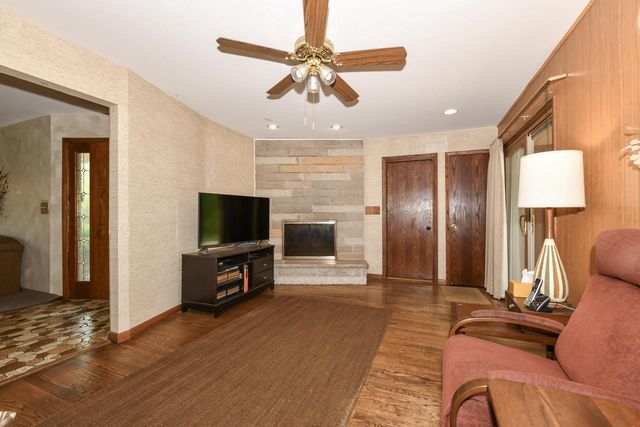 4585 S Harland DRIVE, New Berlin, WI 53151