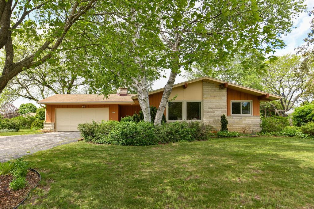4585 S Harland DRIVE, New Berlin, WI 53151