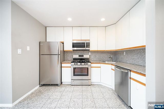 54 Chestnut Street, Weehawken, NJ 07086
