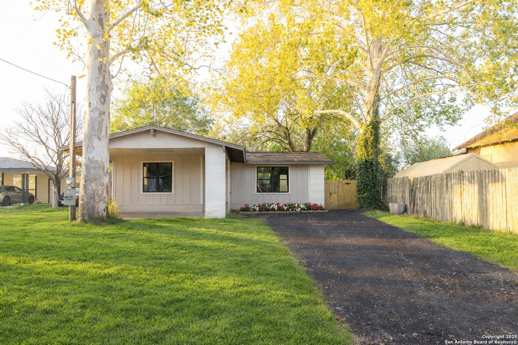 8170 6th, Somerset, TX 78069