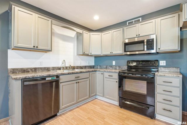 1992 Golden Eagle Drive, Dubuque, IA 52001