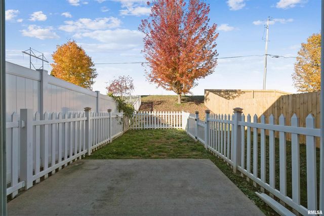 1992 Golden Eagle Drive, Dubuque, IA 52001