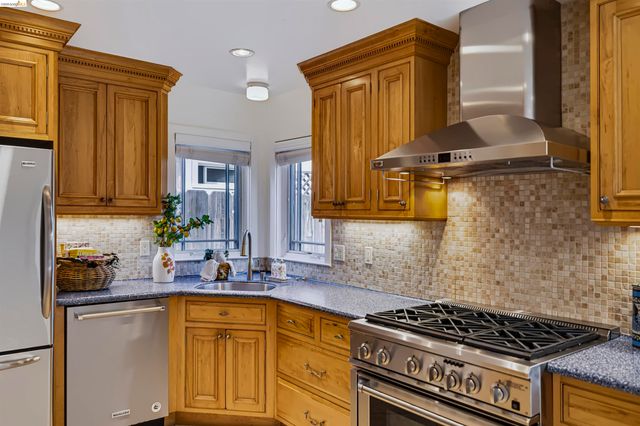 913 Monterey Cir, Monterey, CA 93940