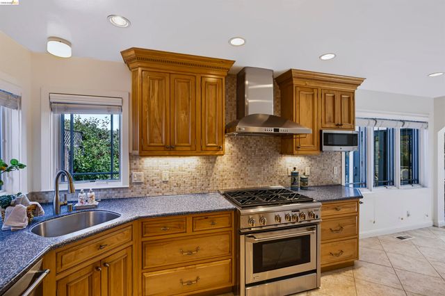 913 Monterey Cir, Monterey, CA 93940