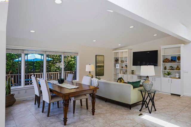 913 Monterey Cir, Monterey, CA 93940