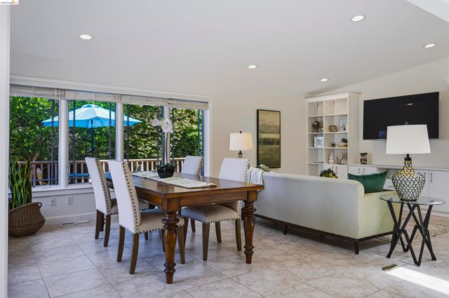 913 Monterey Cir, Monterey, CA 93940