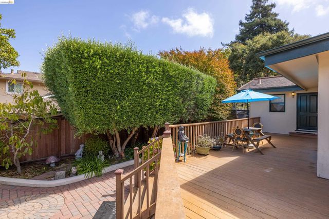 913 Monterey Cir, Monterey, CA 93940