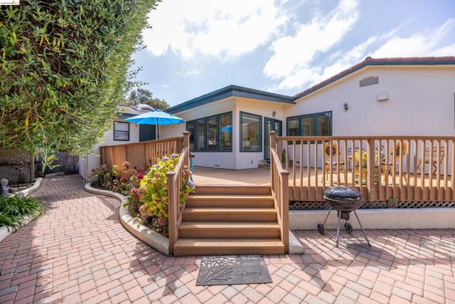 913 Monterey Cir, Monterey, CA 93940