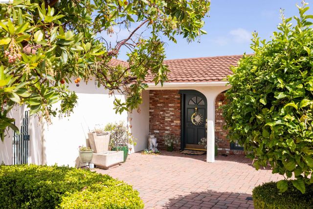 913 Monterey Cir, Monterey, CA 93940