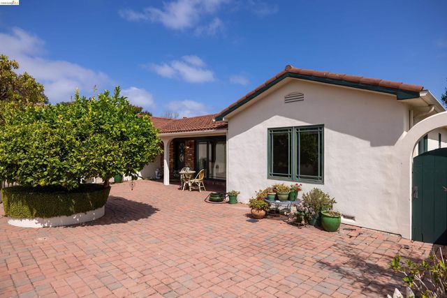913 Monterey Cir, Monterey, CA 93940