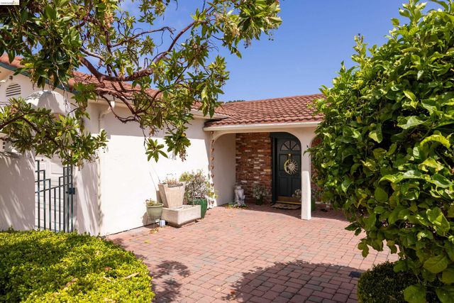 913 Monterey Cir, Monterey, CA 93940