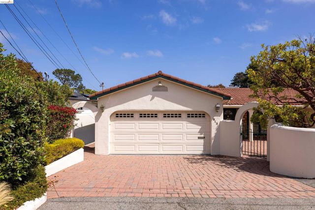 913 Monterey Cir, Monterey, CA 93940