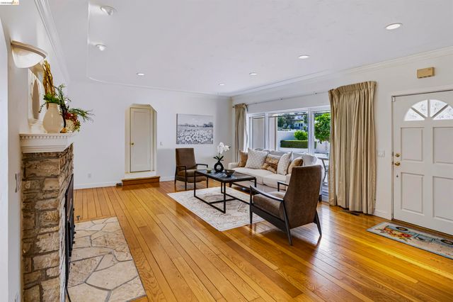 913 Monterey Cir, Monterey, CA 93940