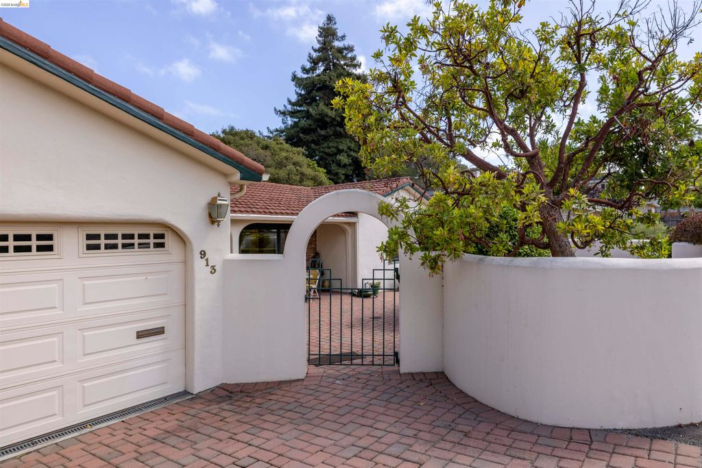 913 Monterey Cir, Monterey, CA 93940
