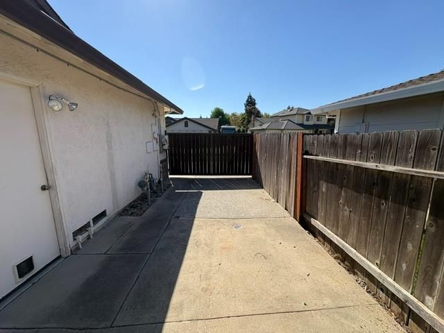 8823 Bradbury Ct, Elk Grove, CA 95624