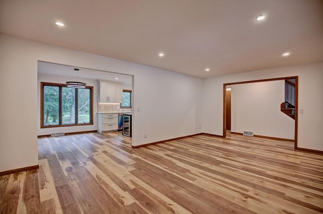 2400 Garland Lane N, Plymouth, MN 55447