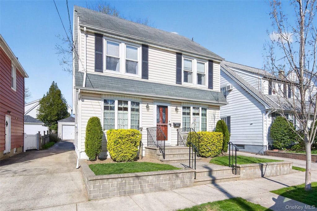 120 Capitol Avenue, Williston Park, NY 11596