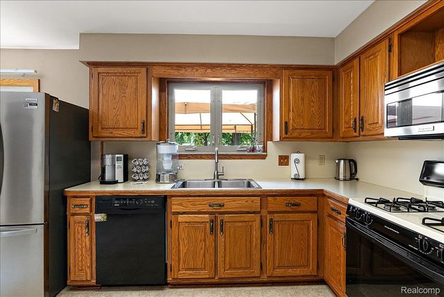 5242 Mansfield Avenue, Sterling Heights, MI 48310
