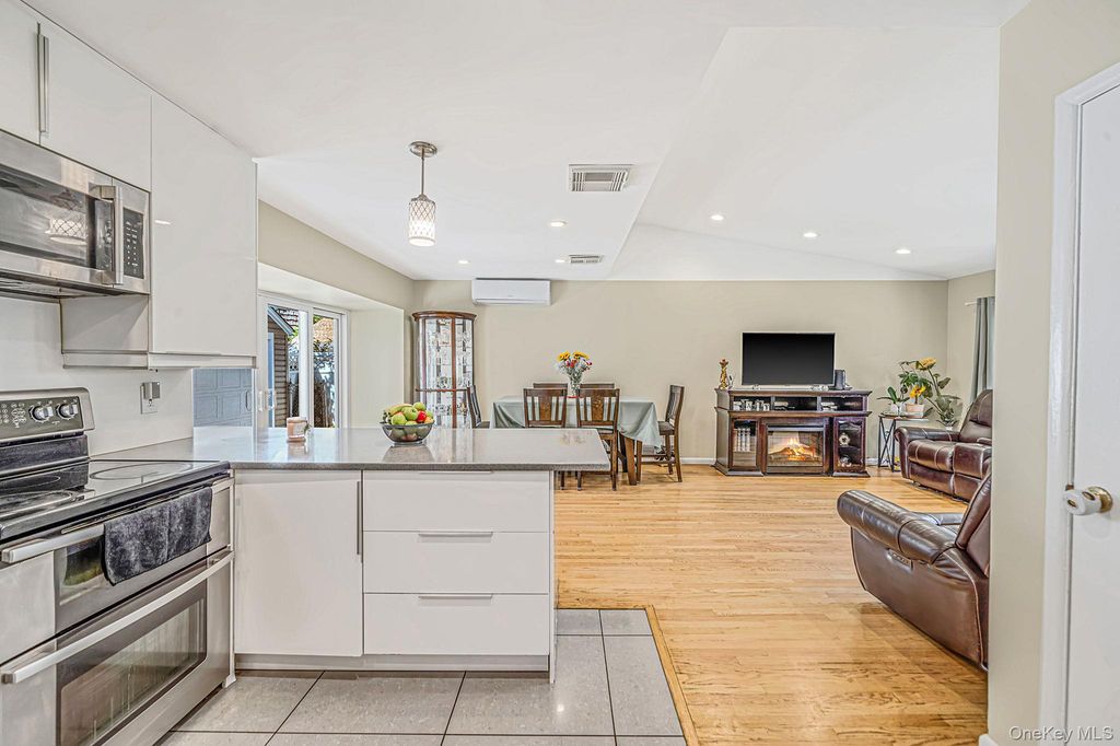 31 Lynwood Drive, Valley Stream, NY 11580 — photo 4
