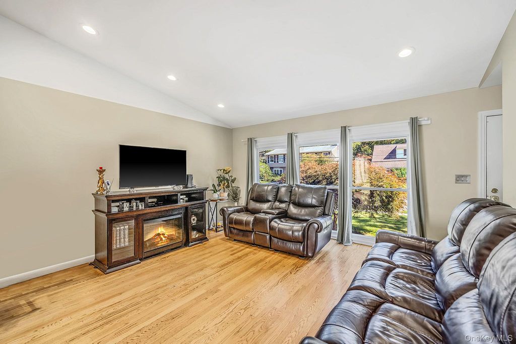31 Lynwood Drive, Valley Stream, NY 11580 — photo 5