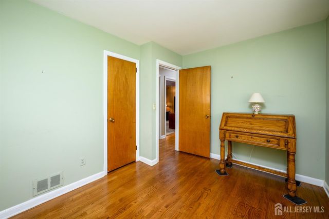 136 Roberts Avenue, Piscataway, NJ 08854