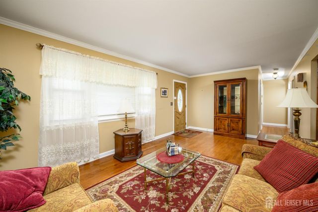 136 Roberts Avenue, Piscataway, NJ 08854