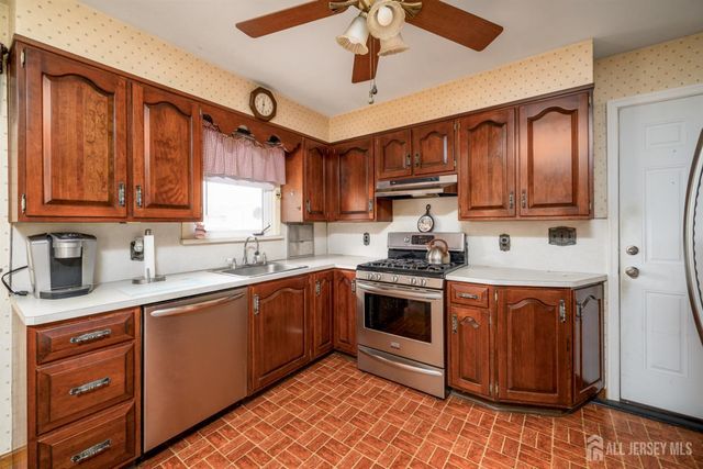136 Roberts Avenue, Piscataway, NJ 08854