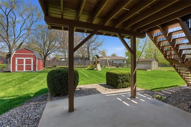 21921 Gracie Drive, Peculiar, MO 64078