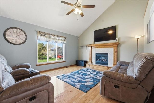 21921 Gracie Drive, Peculiar, MO 64078