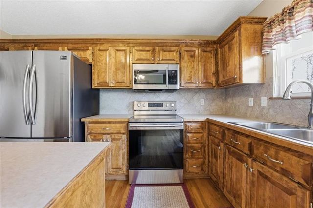 21921 Gracie Drive, Peculiar, MO 64078