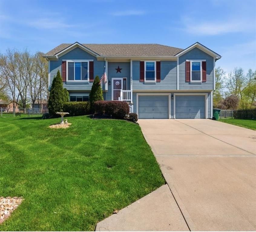 21921 Gracie Drive, Peculiar, MO 64078