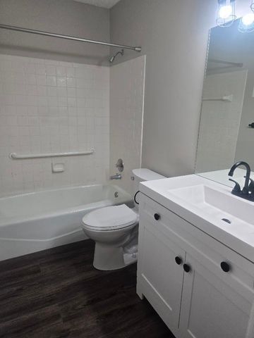 4710 58th Avenue N 106, Crystal, MN 55429